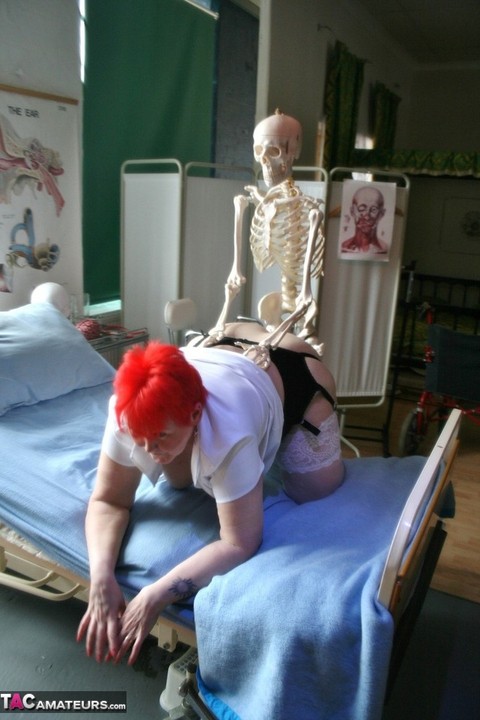 Older redheaded BBW Valgasmic Exposed has sexual relations with a skeleton | Фото 1