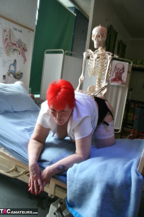 Older redheaded BBW Valgasmic Exposed has sexual relations with a skeleton | Фото 2