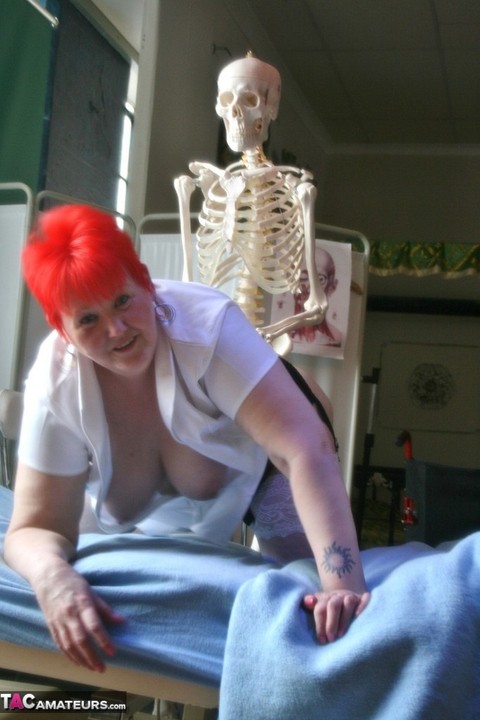 Older redheaded BBW Valgasmic Exposed has sexual relations with a skeleton | Фото 3