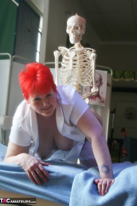 Older redheaded BBW Valgasmic Exposed has sexual relations with a skeleton | Фото 4