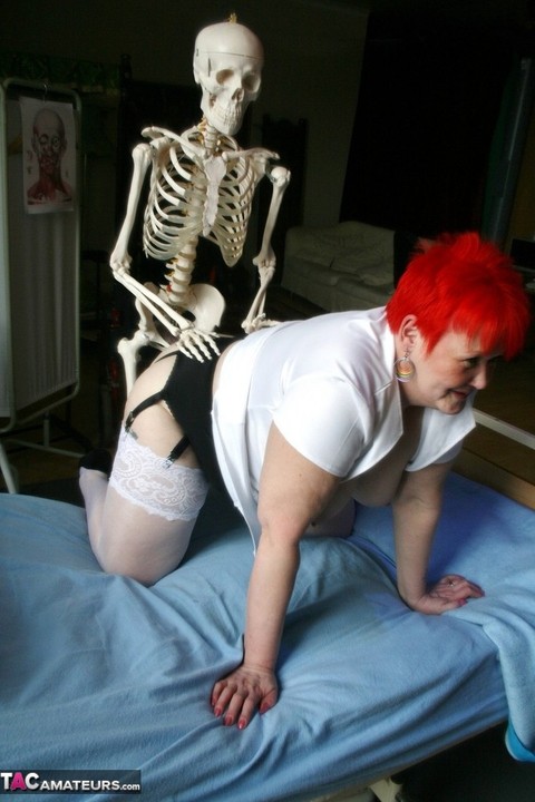 Older redheaded BBW Valgasmic Exposed has sexual relations with a skeleton | Фото 5