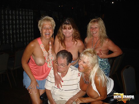 Mature swinger Tracy Lick and girlfriends seduce men at a cheap beer joint | Фото 6