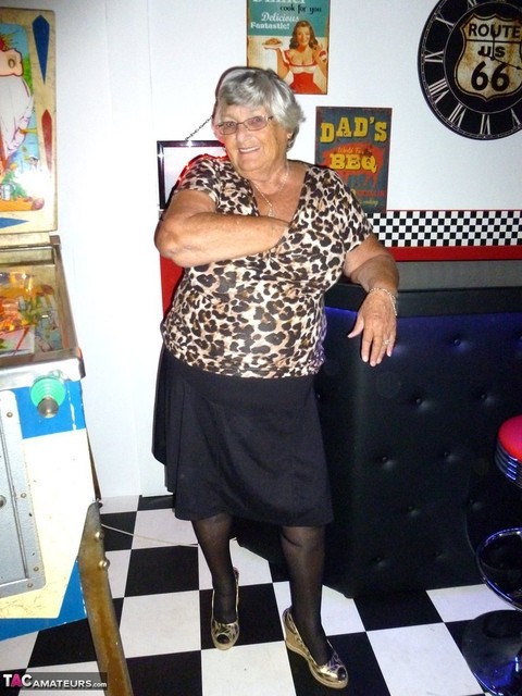 Fat nan Grandma Libby holds her big saggy tits in hand in nylons and garters | Фото 3