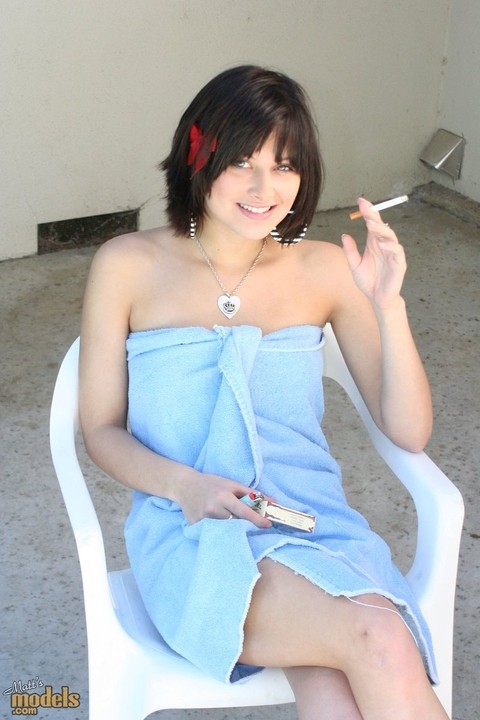 Brunette MILF Ellie Idol frees her naked body from bath towel while smoking | Фото 1