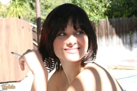 Brunette MILF Ellie Idol frees her naked body from bath towel while smoking | Фото 7