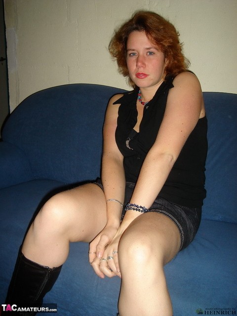 Redheaded solo girl masturbates with a vibrator on a sofa in black boots | Фото 10