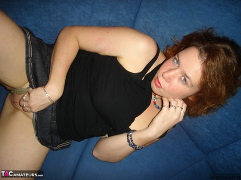 Redheaded solo girl masturbates with a vibrator on a sofa in black boots | Фото 7