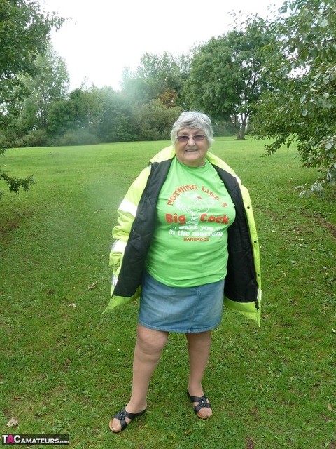 Fat British woman Grandma Libby exposes herself by a tree in a park | Фото 1