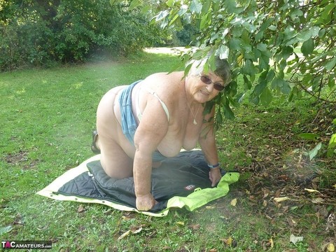 Fat British woman Grandma Libby exposes herself by a tree in a park | Фото 15