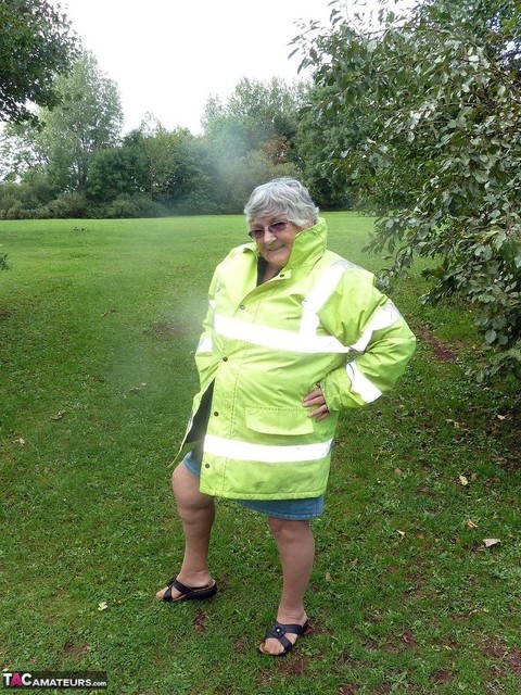 Fat British woman Grandma Libby exposes herself by a tree in a park | Фото 2