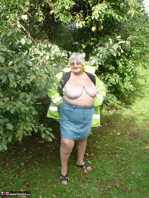 Fat British woman Grandma Libby exposes herself by a tree in a park | Фото 6