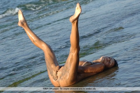 White girl Paulina shows off her nice ass and trimmed muff in shallow water | Фото 8