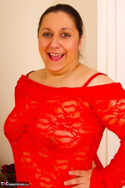 Amateur plumper Kimberly Scott looses her natural tits from a red dress | Фото 2