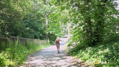 Natural blonde Lickylex gets passed by a cyclist while peeing on the road | Фото 15