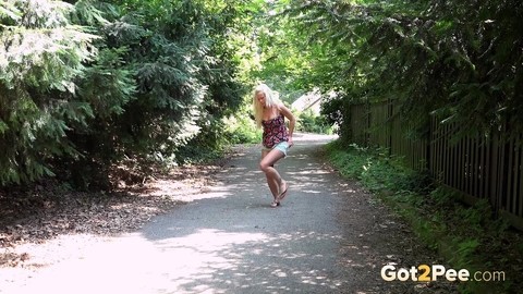 Natural blonde Lickylex gets passed by a cyclist while peeing on the road | Фото 2