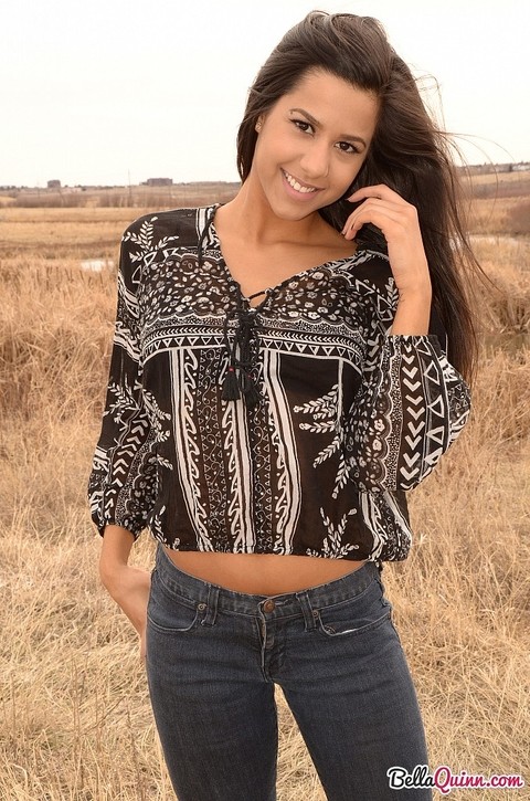 Latina girl Bella Quinn models in a field wearing a bra and jeans | Фото 4