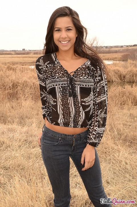 Latina girl Bella Quinn models in a field wearing a bra and jeans | Фото 5