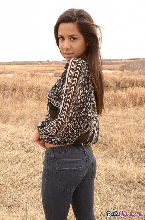 Latina girl Bella Quinn models in a field wearing a bra and jeans | Фото 7