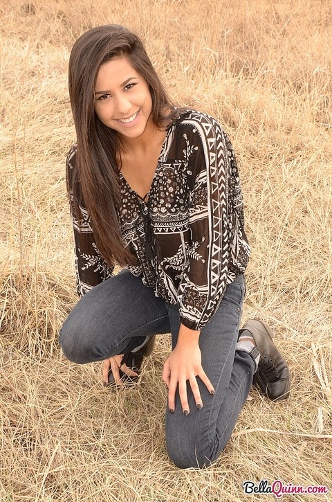 Latina girl Bella Quinn models in a field wearing a bra and jeans | Фото 8