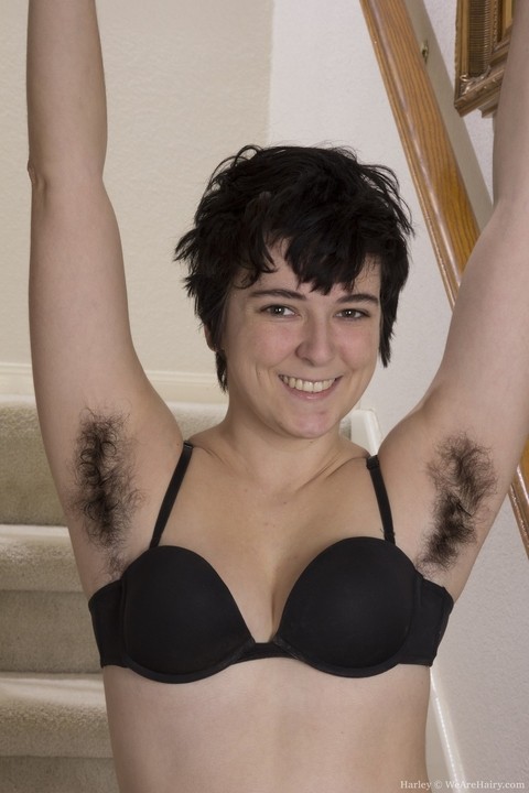 Amateur housewife Harley reveals her extremely hairy pussy, legs & armpits | Фото 4