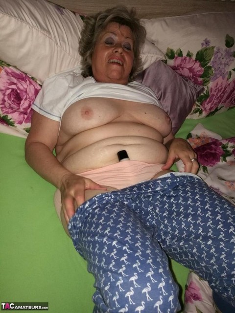 Horny older woman licks her nipple before dildoing her hairy pussy | Фото 10