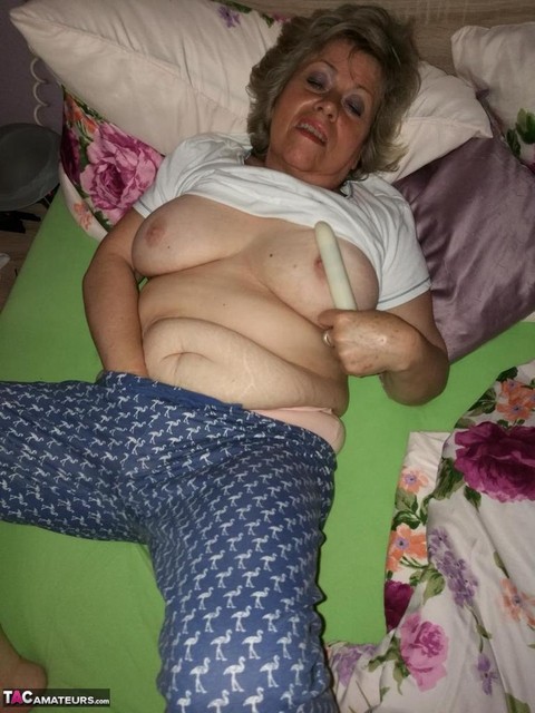 Horny older woman licks her nipple before dildoing her hairy pussy | Фото 8