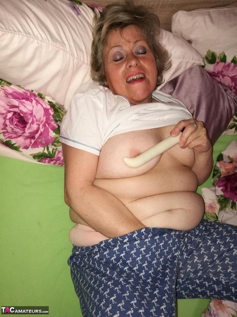 Horny older woman licks her nipple before dildoing her hairy pussy | Фото 9