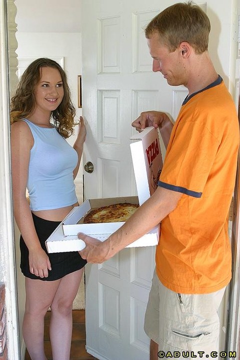 Pizza guys hunt for very tasty pussy of super hot milf Holly Day | Фото 2