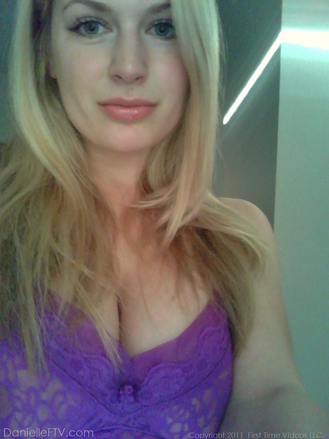 Big titted blonde amateur Danielle takes naughty selfies around the house | Фото 10