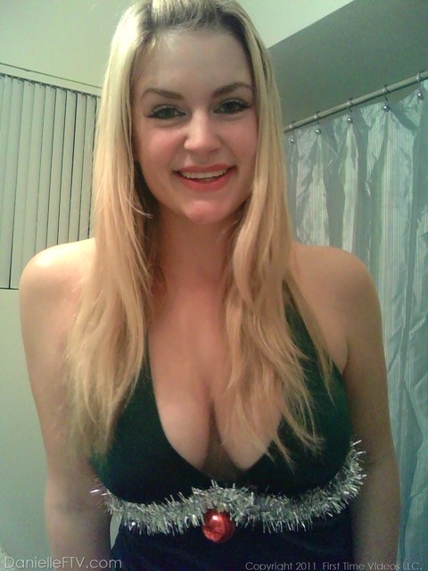Big titted blonde amateur Danielle takes naughty selfies around the house | Фото 13