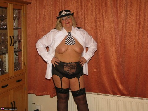 Mature policewoman Chrissy Uk looses her tits and twat from her uniform | Фото 12