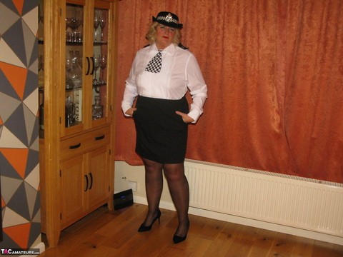 Mature policewoman Chrissy Uk looses her tits and twat from her uniform | Фото 2