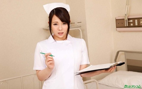 Busty Japanese nurse Mihane Yuuki gets her cunt eaten out and banged roughly | Фото 1