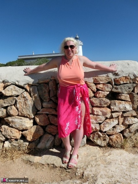 Mature plumper Barby gets naked while visiting a Spanish tourist site | Фото 1