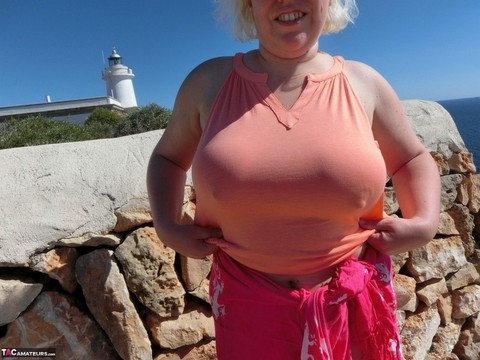 Mature plumper Barby gets naked while visiting a Spanish tourist site | Фото 2