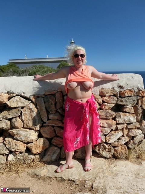 Mature plumper Barby gets naked while visiting a Spanish tourist site | Фото 3