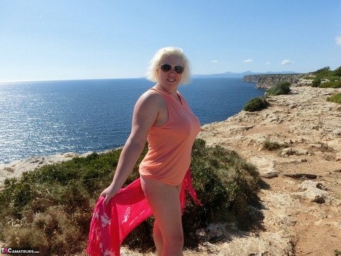 Mature plumper Barby gets naked while visiting a Spanish tourist site | Фото 4