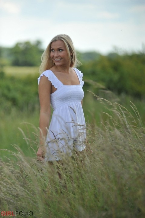 Blonde girl Michaela shows her bare ass after getting naked in a field | Фото 9