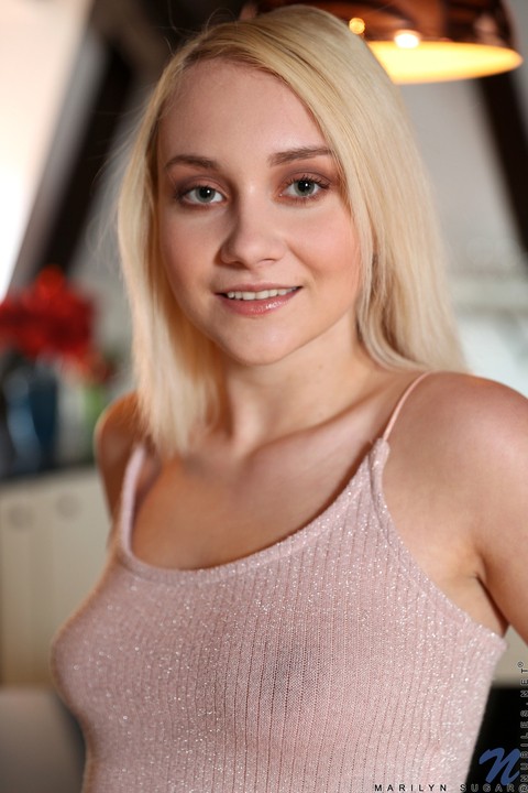 Blonde teen in jeans Marilyn Sugar strips naked & shows off her medium boobs | Фото 1