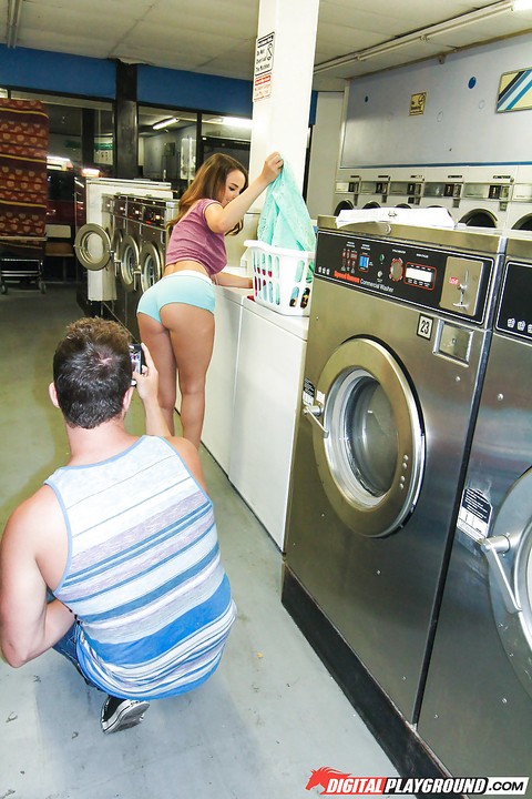 Tiny female Dillion Harper taking sporting creampie after sex in laundromat | Фото 1