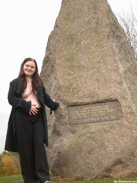 Chubby redhead undresses and takes a piss afore a stone monument | Фото 2