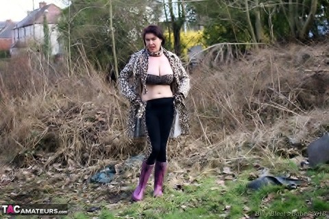 UK girl Juicey Janey bares her juggs before pulling down her tights in a field