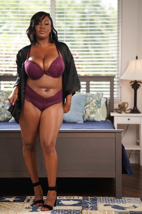 Voluptuous ebony Layton Benton strips & exposes her monster ass & natural tits | Фото 5