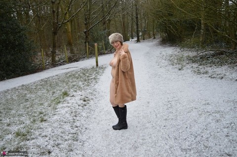 Older amateur Barby Slut exposes herself on snow-covered ground in a park | Фото 2