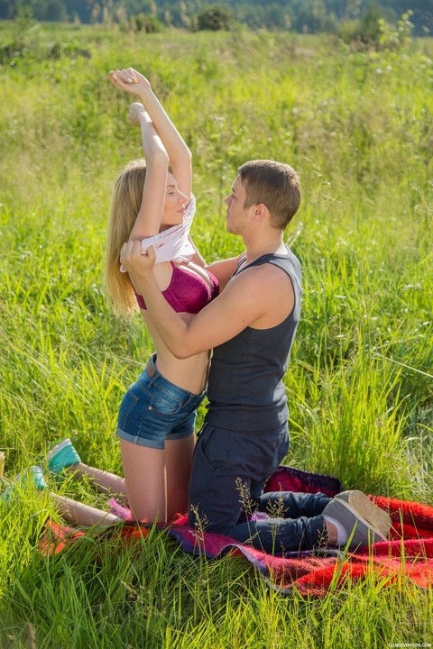 Hot blonde teen gets her bald twat hammered outdoors in a field | Фото 4