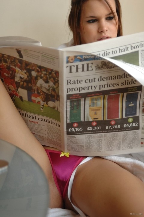 Chubby chick covers up her knockers before reading the morning paper | Фото 11