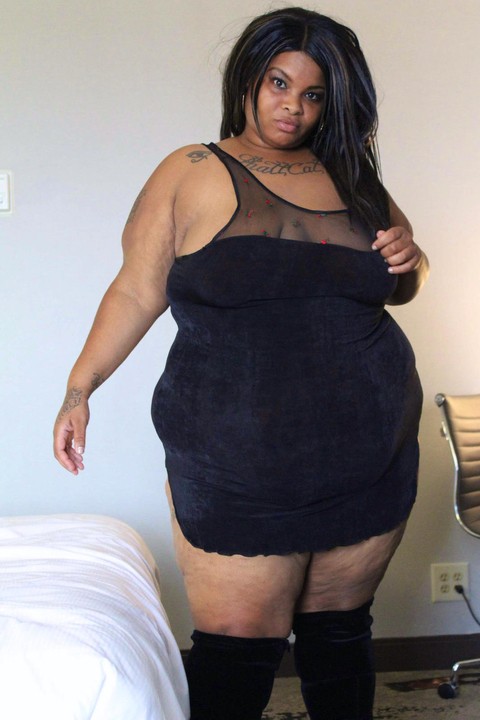 Ebony SSBBW Carmel Squirtz releases her massive ass from a black dress | Фото 1