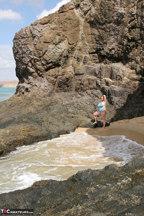 Thick British woman Curvy Claire looses her boobs from her bikini by the sea | Фото 5