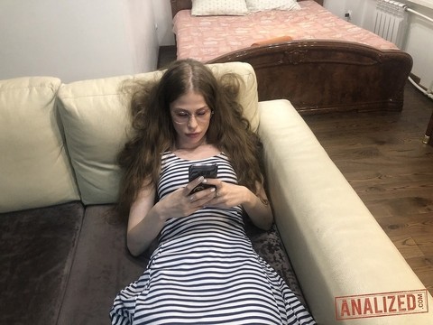 Amateur teenage nerd Anna Rey	getting double fucked on the sofa | Фото 1