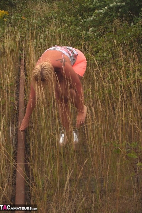 Blonde amateur Melody reveals her big natural tits in a field behind her place | Фото 8